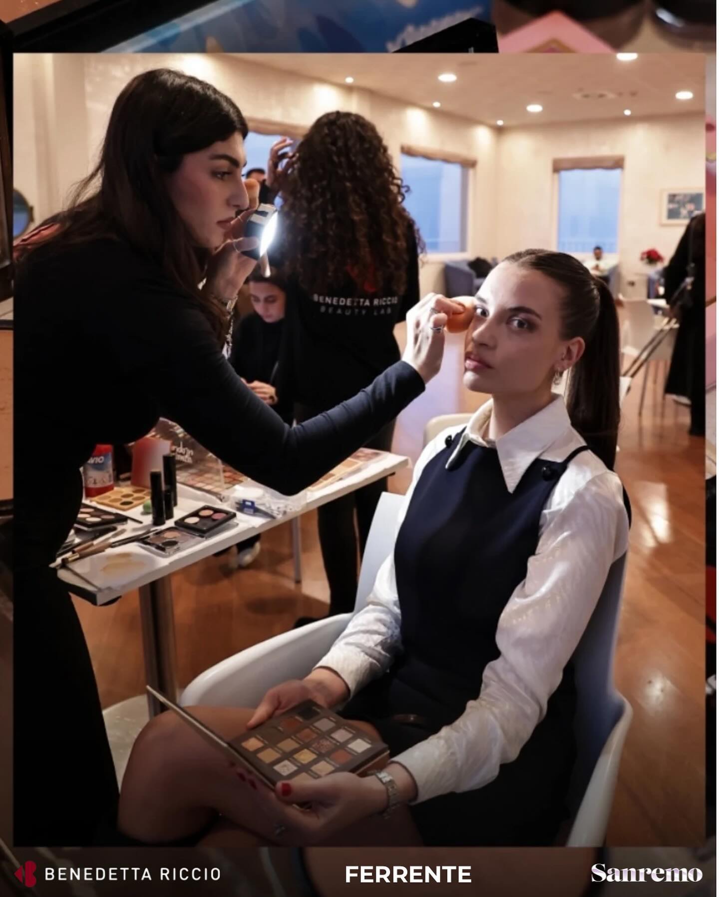 Maria Rosaria Ferrente al lavoro durante un backstage make-up