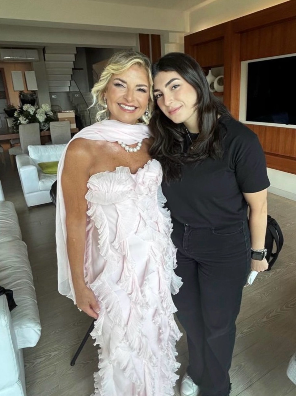 Maria Rosaria Ferrente durante la preparazione make-up con una cliente