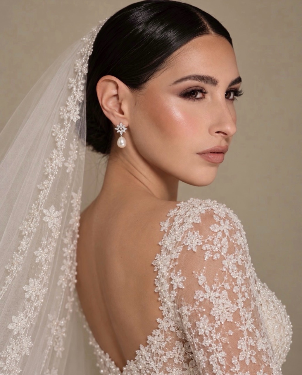 Sposa con make-up bridal luminoso, pelle effetto glass skin e labbra nude glossate