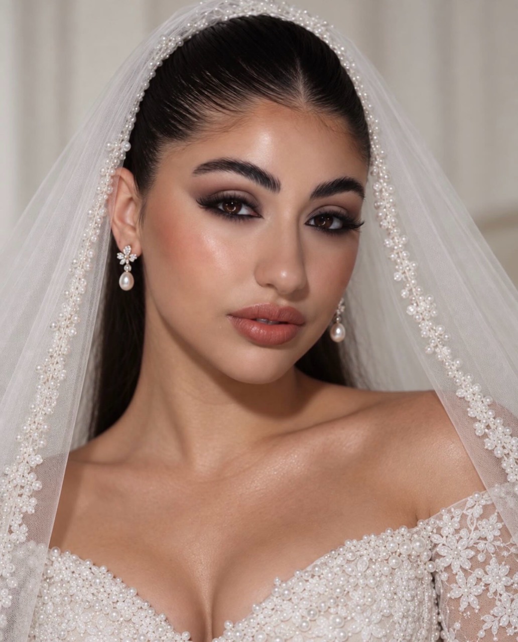 Sposa con make-up glam moderno, Halo Smoky e pelle luminosa effetto glass skin